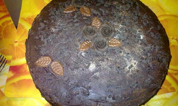 Шоколадный торт с вишней и коньяком