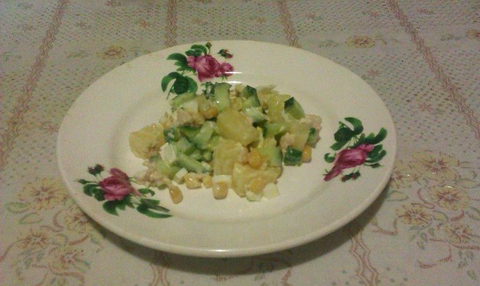 Куриный салат с ананасами и кукурузой