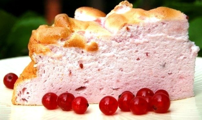 Воздушный белковый торт с ягодами