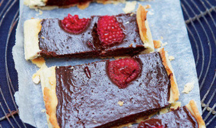 Торт из шоколада с малиной