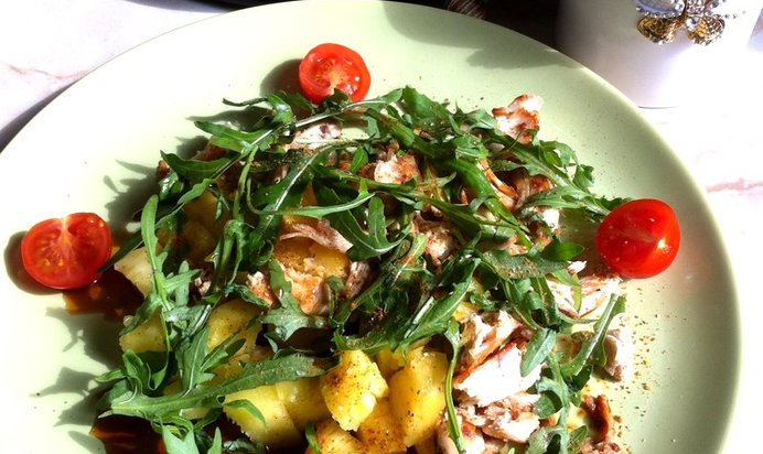 Салат с ананасом, курицей и рукколой