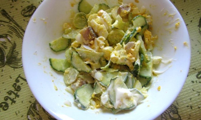 Салат огурцы с селедкой