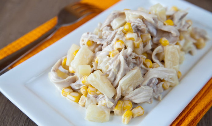 Салат с курицей и ананасами