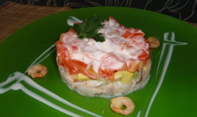 Салат из сельди с авокадо и томатом