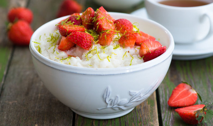 Рисовая каша с клубникой и кокосовым молоком