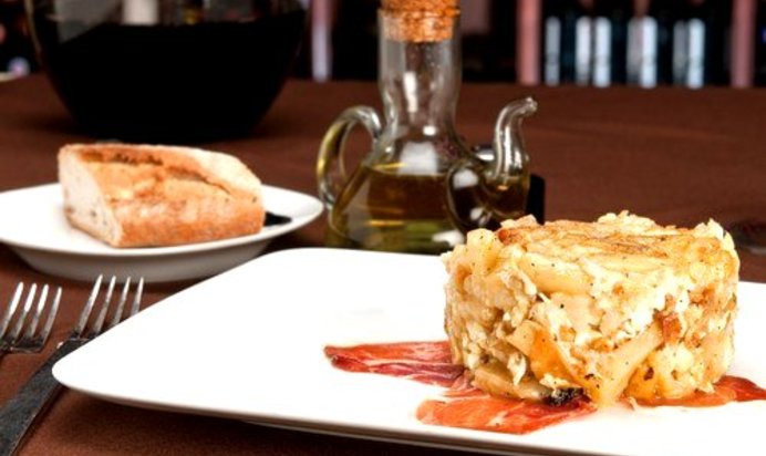 Тортилья по‑испански с молодым картофелем, копченой ветчиной и перцами