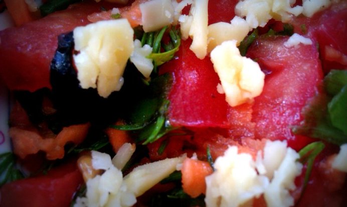 Овощной салат с маслинами и сыром