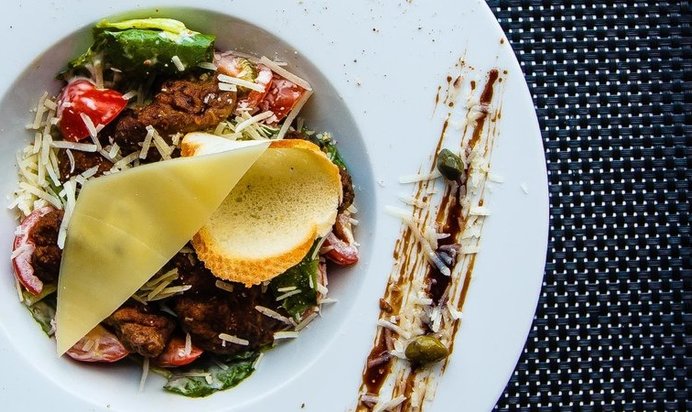 Салат «Цезарь» с куриной печенью