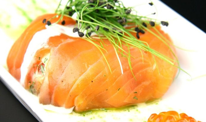 Мешочек с лососем с красной икрой и огурцом