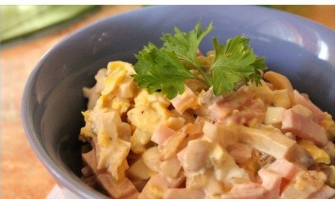 Салат с колбасой простой