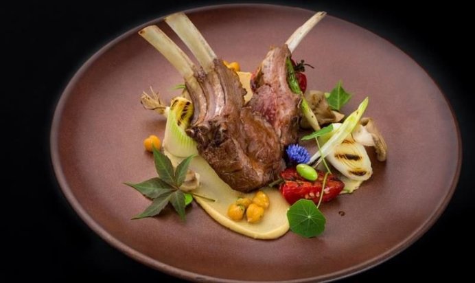 Каре молочного ягненка с хумусом и овощами