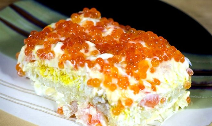 Салат с креветками, яйцами и красной икрой