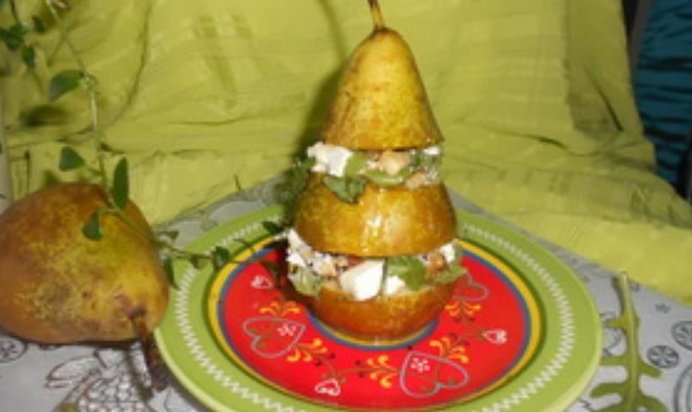 Салат с фетой, грецкими орехами и рукколой в груше