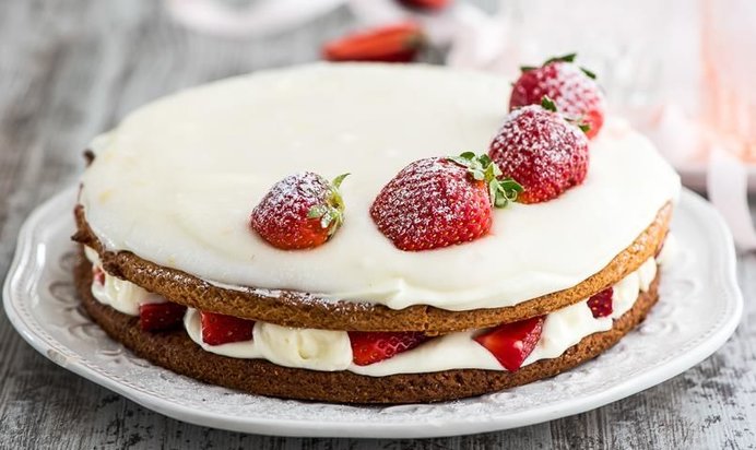 Торт сметанный с клубникой