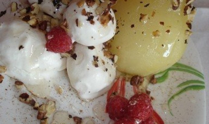 Горячая груша в сиропе с мороженным