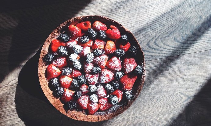 Шоколадный торт с ягодами