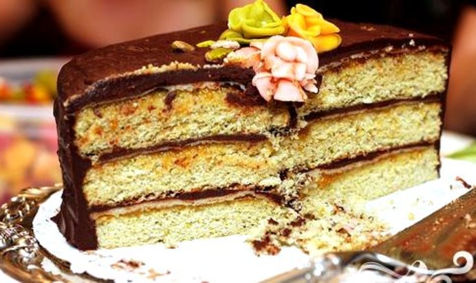 Фисташковый торт с марципаном и шоколадной глазурью