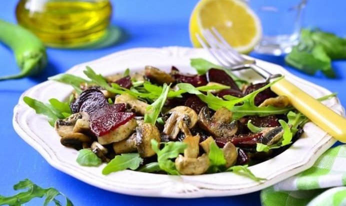 Салат с грибами и свеклой