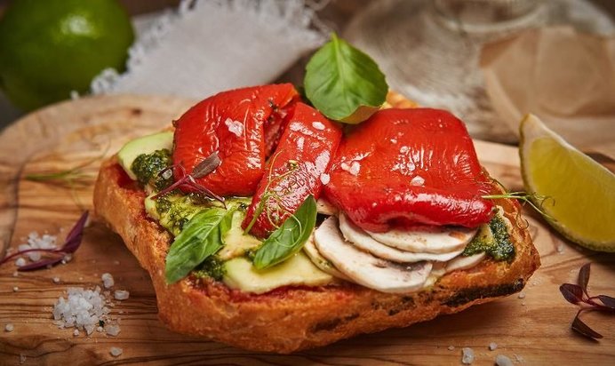 Хрустящая брускетта с печеным болгарским перцем