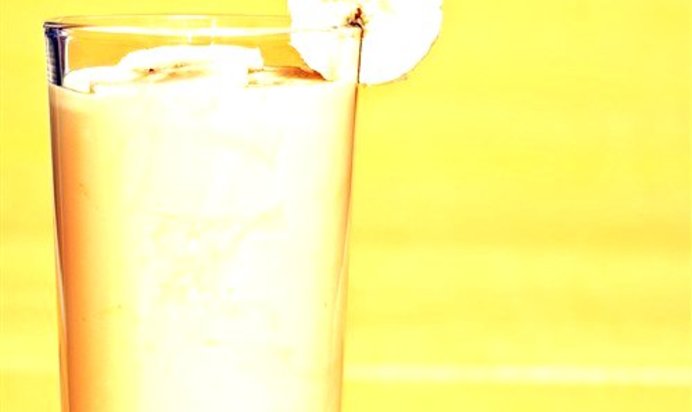 Банановый коктейль с кефиром и медом