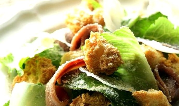 Салат Цезарь с анчоусами