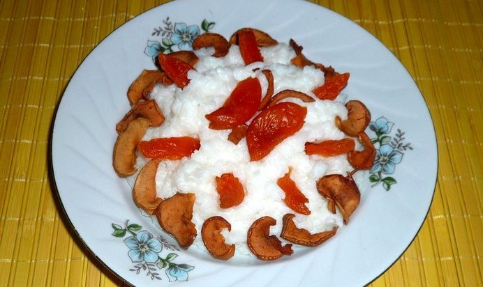 Молочная рисовая каша с сухофруктами