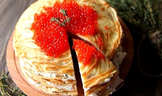 Блинный торт с лососем и сыром