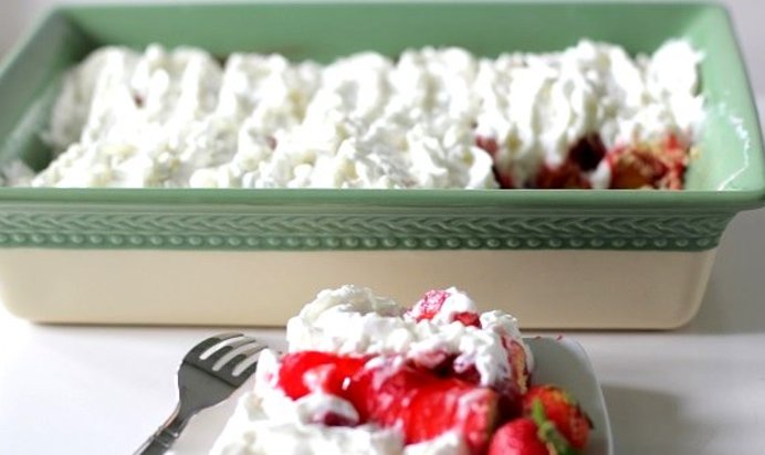 Клубничный торт без выпечки