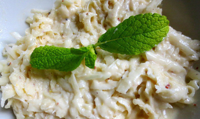 Салат из корня сельдерея с йогуртовой заправкой