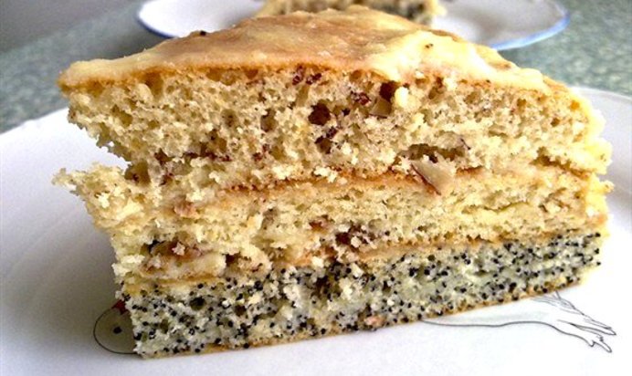 Трехслойный торт с орехами, изюмом и маком