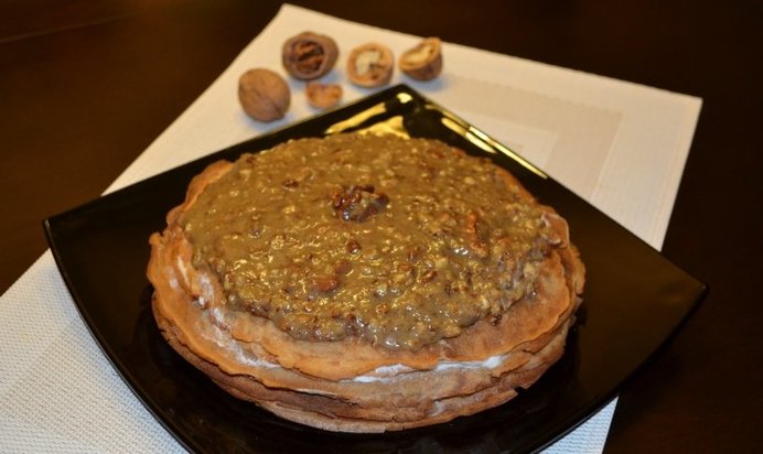 Банановый блинный торт с творожно-ванильным кремом и глазурью из грецкого ореха