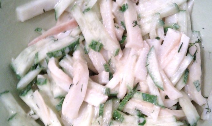 Салат с копченным кальмаром и свежим огурцом