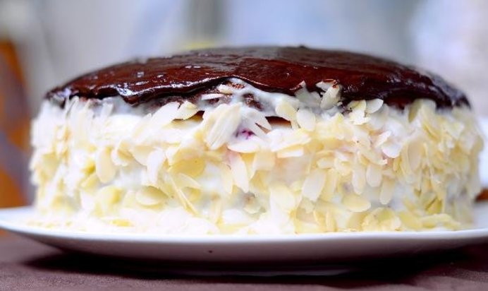 Большой праздничный торт