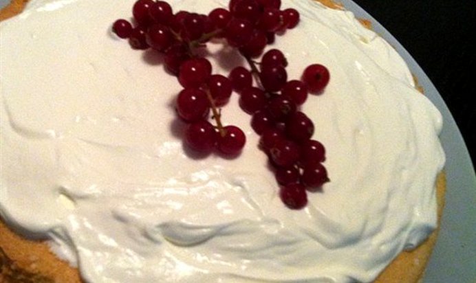 Бисквитный торт со сливками и ягодами
