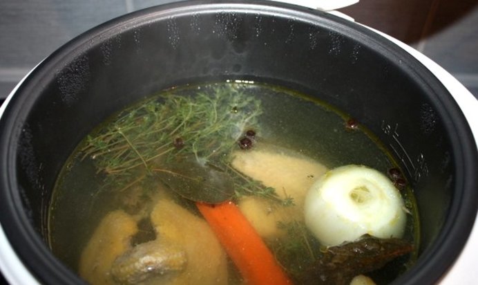 Куриный бульон в мультиварке Панасоник