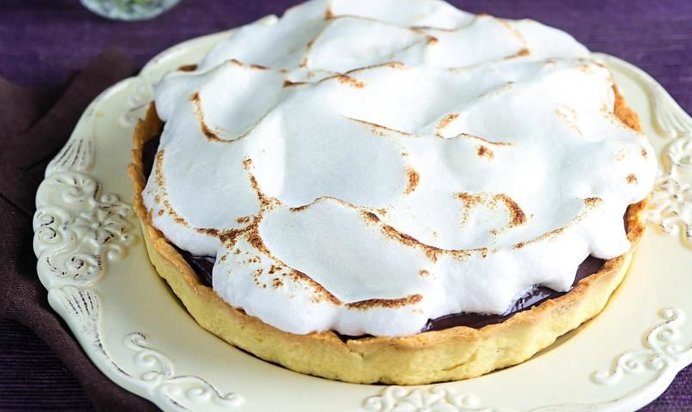 Шоколадный торт с меренгой