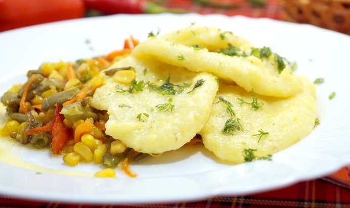 Кукурузная полента с овощами