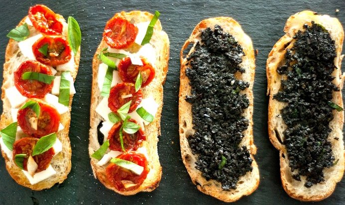 Брускетта с вялеными томатами и оливковым тапенадом