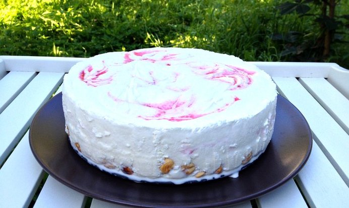 Ленивый торт-мороженое с фундуком и красной смородиной