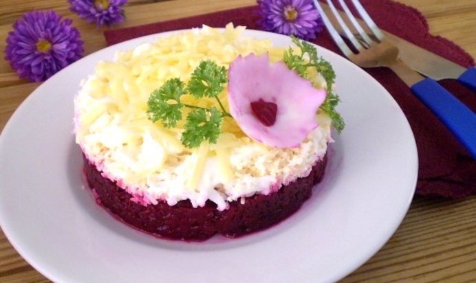 Слоеный салат со свеклой