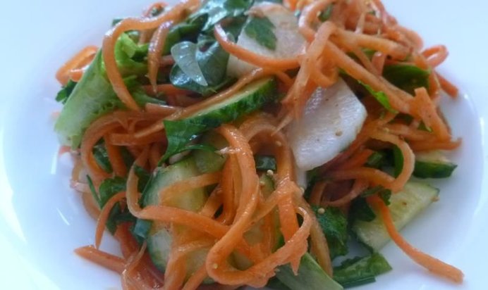 Салат из огурцов, редьки и корейской моркови