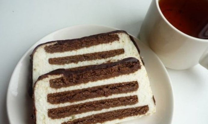 Творожный торт с печеньем без выпечки