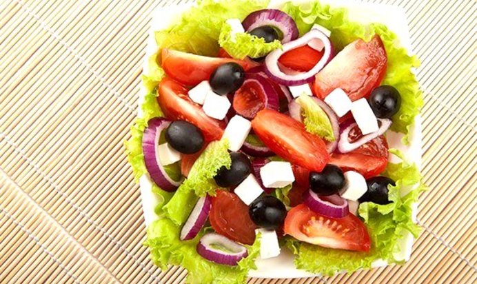 Греческий салат с оливковым маслом
