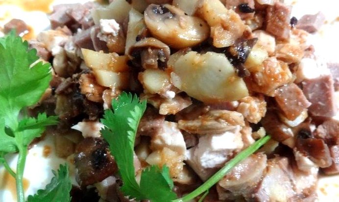 Салат с языком, грибами, курицей и сельдереем