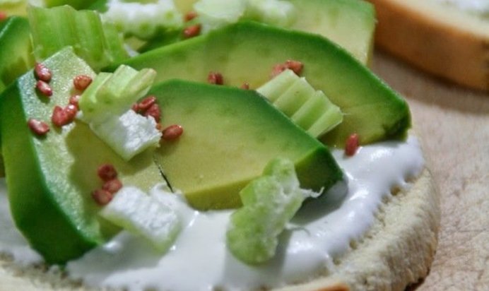 Брускетта с авокадо и сливками