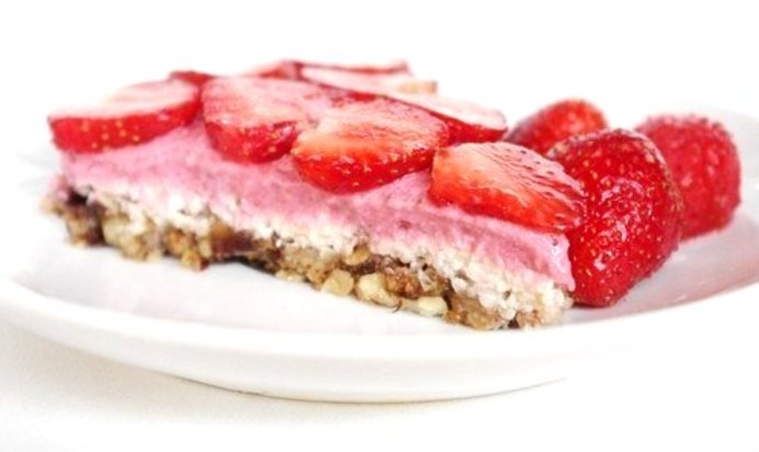 Клубничный торт без муки, без сахара, без выпекания