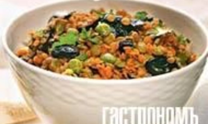 Греческий салат из маслин и чечевицы