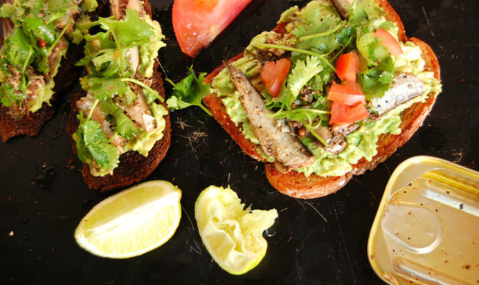 Брускетта с томатами, сардинами и кинзой