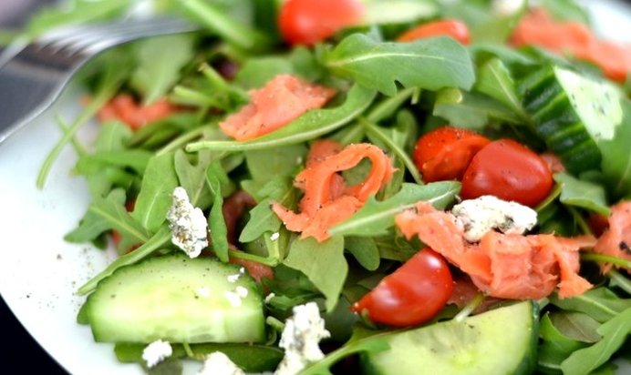 Салат с семгой и сыром