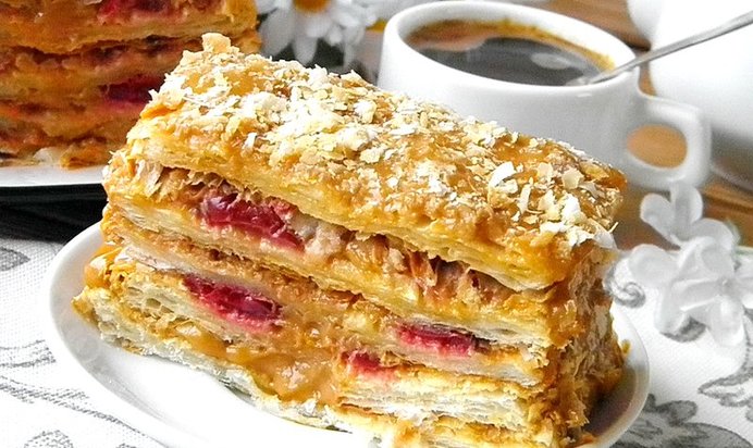Торт из слоеного теста со сгущенкой